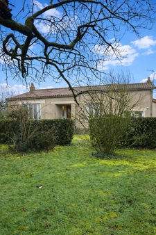 Maison à rénover avec grand terrain constructible- Saint-Pie