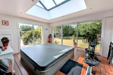À vendre : belle maison de standing avec SPA, jardin arboré 