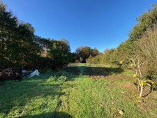 PLOUFRAGAN - BEAU TERRAIN AVEC HANGAR SITUE A LA CAMPAGNE !