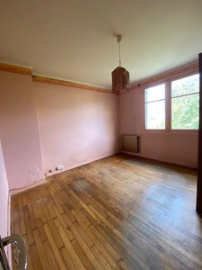 GUINGAMP - MAISON SITUEE  A PROXIMITE DES ECOLES ET DES COMM