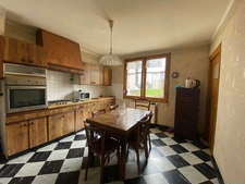 GUINGAMP - MAISON SITUEE  A PROXIMITE DES ECOLES ET DES COMM