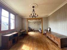 GUINGAMP - MAISON SITUEE  A PROXIMITE DES ECOLES ET DES COMM