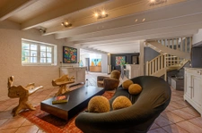 Corps de ferme avec parc et piscine.