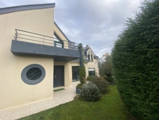 Belle contemporaine dans un cadre verdoyant.