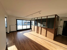 Dernier étage rénové double garage.