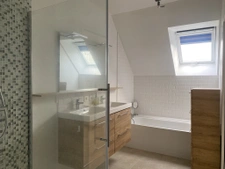 Maison au calme proche bourg, double garage.