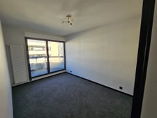 Dernier étage rénové double garage.