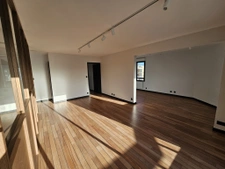 Dernier étage rénové double garage.