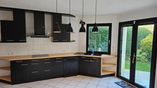 Belle contemporaine dans un cadre verdoyant.