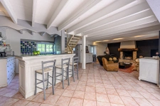 Corps de ferme avec parc et piscine.