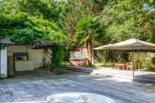 Corps de ferme avec parc et piscine.