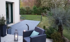 Belle contemporaine dans un cadre verdoyant.