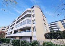 Dernier étage rénové double garage.