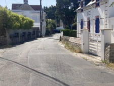 T2 rénové au calme proche plage et port.