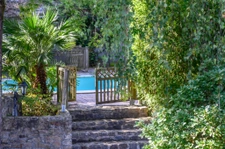 Bâtisse et annexes de charme avec piscine entre golf et plag