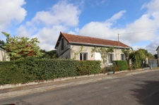 Pavillon de plain-pied en centre bourg. 