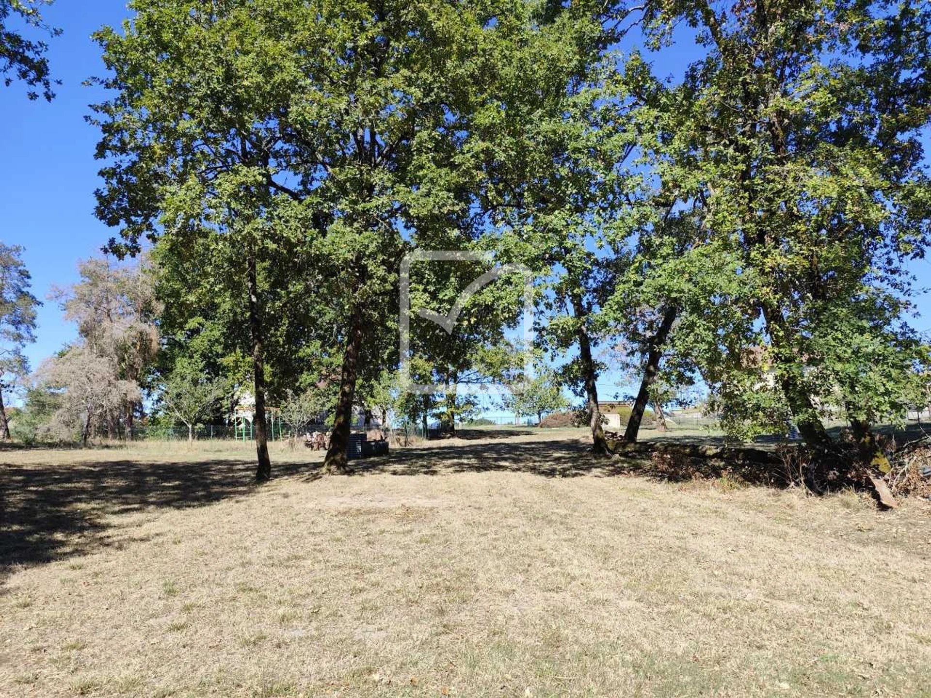 Découvrez ce terrain d'environ 1 hectare avec partie constru · à Noailles · 54 000 €