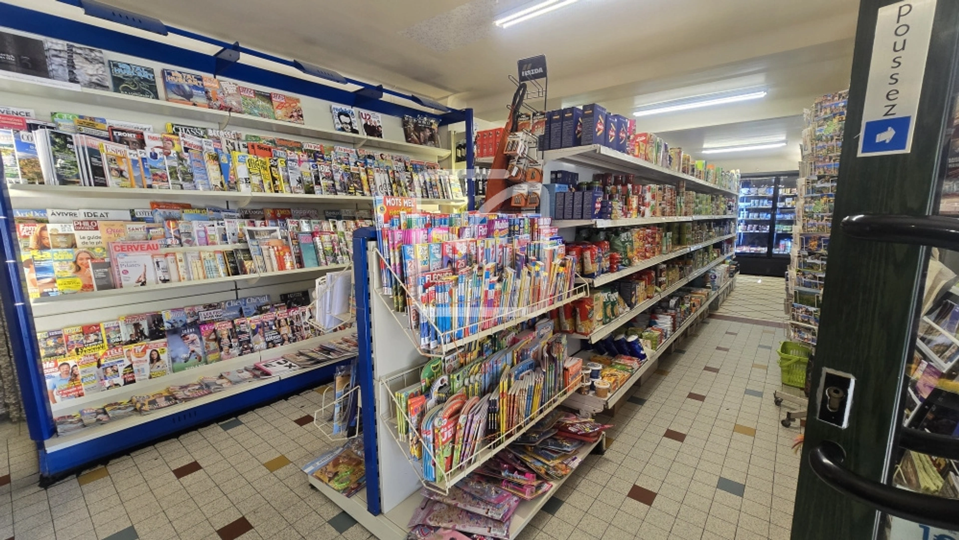 Murs et fonds de commerce : épicerie libre d'enseigne, avec · à Saint-Sozy · 215 m² · 270 000 €
