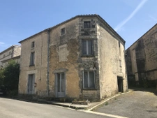 Maison en pierre à Tusson