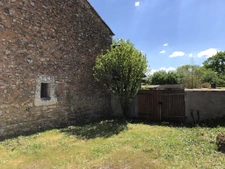 La Rochefoucauld Maison en pierre avec grange et jardin 
