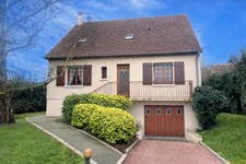 Maison au calme avec grand terrain et beau potentiel