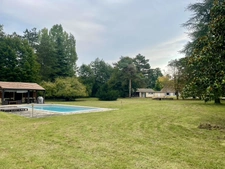 Maison spacieuse avec 6 chambres, piscine chauffée et étang 