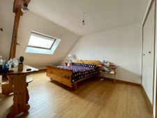 Maison au calme avec grand terrain et beau potentiel