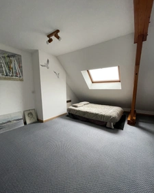 Maison au calme avec grand terrain et beau potentiel