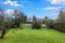 Maison au calme avec grand terrain et beau potentiel