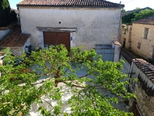 Maison en pierre avec cour fermée, dépendances et grange