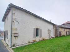 Maison en pierre de plain-pied avec dépendances