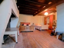 Maison en pierre avec cour fermée, dépendances et grange