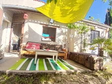 Maison en pierre avec cour fermée, dépendances et grange