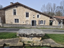 Ancien presbytère en pierre au charme authentique proche CHA