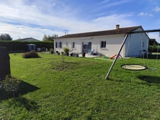 Maison familiale de plain-pied avec beau terrain 