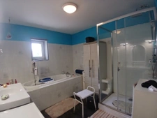 Belle maison en pierre, volumes généreux et charme à MORNAC