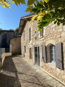 Ancien presbytère en pierre au charme authentique proche CHA