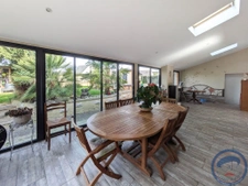 Maison lumineuse avec jardin clos, piscine et aménagements f