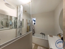 Maison lumineuse avec jardin clos, piscine et aménagements f