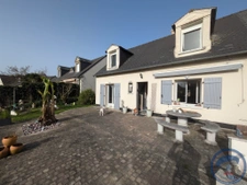 Maison lumineuse avec jardin clos, piscine et aménagements f