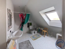 Maison lumineuse avec jardin clos, piscine et aménagements f