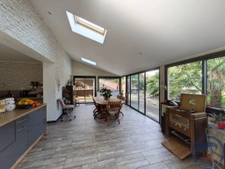Maison lumineuse avec jardin clos, piscine et aménagements f