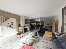 Maison lumineuse avec jardin clos, piscine et aménagements f