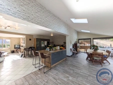 Maison lumineuse avec jardin clos, piscine et aménagements f