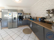 Maison lumineuse avec jardin clos, piscine et aménagements f