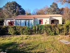 Charmante Villa de Plain-Pied avec Terrain Piscinable et Gar