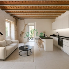 Maison de village à rénover avec box et terrain constructibl