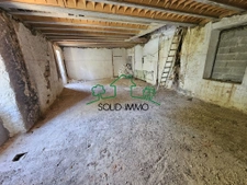 Maison de village à rénover avec box et terrain constructibl