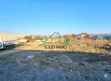 Terrain constructible en zone d'activité et local d'activité