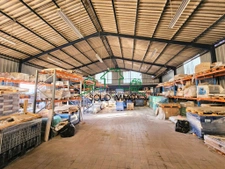 Terrain constructible en zone d'activité et local d'activité